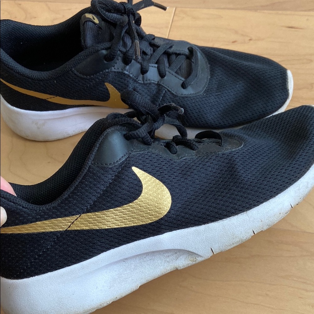 Nike Tanjun Sneakers with the gold swoosh!